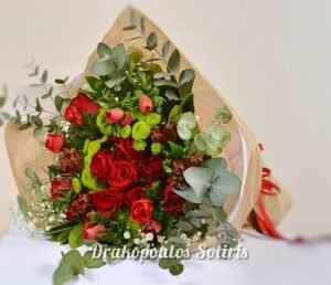 Μπουκέτο λουλουδιών με τριαντάφυλλα ζέρμπερες ανεμώνες