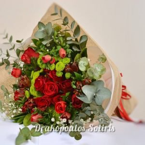 Μπουκέτο λουλουδιών με τριαντάφυλλα ζέρμπερες ανεμώνες